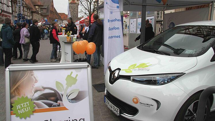 Die Herzo Werke warben auf der Messe für ihr neues Car-Sharing-Angebot. Bei einem Gewinnspiel lockten Gutscheine und jeweils eine einjährige Mitgliedschaft im Erlanger Car-Sharing-Verein. Gewonnen haben Ludwig Giehm, Jürgen Schütt (beide aus Herzogenaurach) und Brigitte Hermann (Buch bei Weisendorf). Foto: Richard Sänger