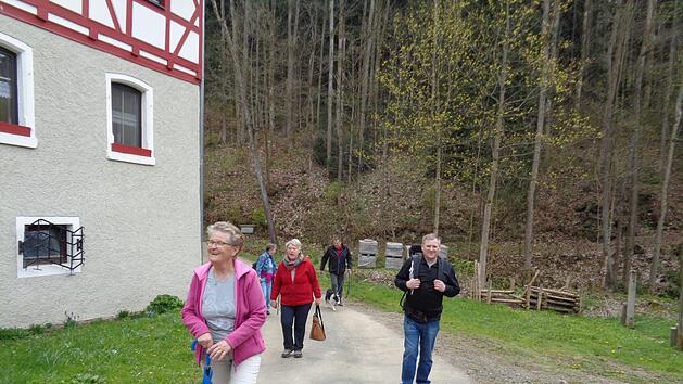 Wanderer an der Sch&uuml;belsm&uuml;hle unterwegs auf dem M&uuml;hlenweg. Foto: Klaus-Peter Wulf