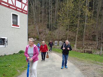 Wanderer an der Schübelsmühle unterwegs auf dem Mühlenweg. Foto: Klaus-Peter Wulf