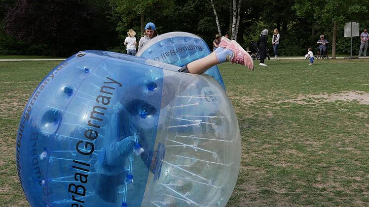 Hier steckt jemand im Bubble-Ball. Foto: Manja von Nida