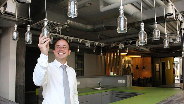 Sebastian Hofmann im verwaisten Stand der Destillerie Möbus. Bis Jahresende will sich der neue Markthallen-Geschäftsführer Zeit nehmen, um  sich ein neues Konzept für die Ecke zu überlegen. Von vielen Coburgern habe er den Wunsch nach einer Weinbar gehört.Ulrike Nauer