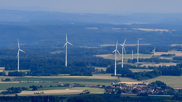 So sah es im Sommer 2016 aus: Während sich im Vordergrund schon die Rotoren des Windparks Neudorf drehen, waren beim Blick über Ludwag hinweg zwei der in Bau befindlichen Windräder auf Königsfelder Gebiet zu sehen. Ronald Rinklef/Archiv