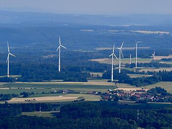 So sah es im Sommer 2016 aus: Während sich im Vordergrund schon die Rotoren des Windparks Neudorf drehen, waren beim Blick über Ludwag hinweg zwei der in Bau befindlichen Windräder auf Königsfelder Gebiet zu sehen. Ronald Rinklef/Archiv