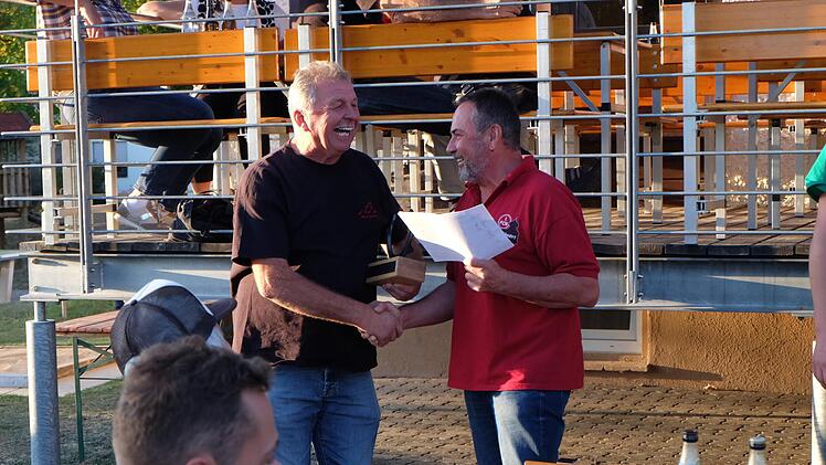 Pokal&uuml;berreichung an Sieger  Peter Saal (links,  MSC) von  Heribert Kl&ouml;ffel. Foto: Philipp Bauernschubert