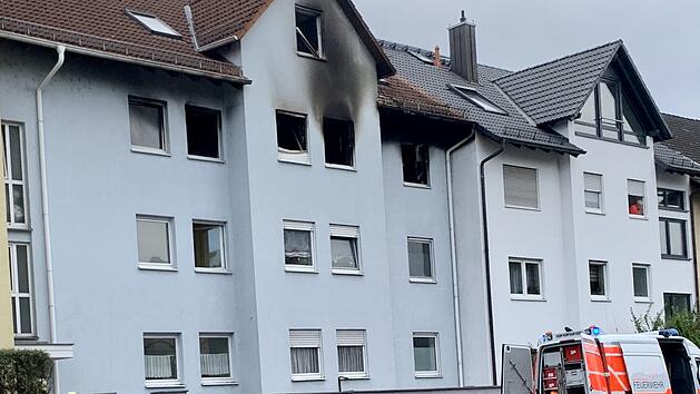 Brand in Mehrfamilienhaus: Mutter und zwei Kinder retten sich aus Fenster  im zweiten Obergeschoss