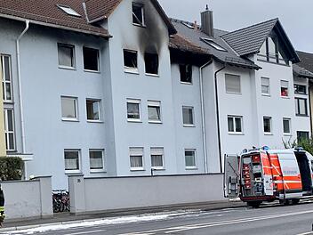 Brand in Mehrfamilienhaus: Mutter und zwei Kinder retten sich aus Fenster  im zweiten Obergeschoss