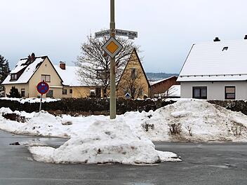 Das absolute Haltverbot auf 50 Metern in der Grünbürgstraße im Winter (links) wollen Anlieger nicht akzeptieren. Der Stadtrat sieht jedoch keinen Handlungsbedarf, Parkplätze auf dem städtischen Areal (rechts hinter dem Schneehaufen) anzulegen. Foto: Klaus Klaschka