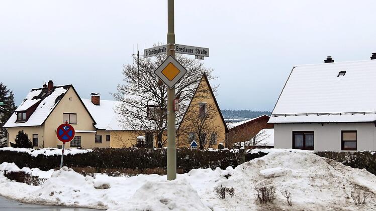 Das absolute Haltverbot auf 50 Metern in der Grünbürgstraße im Winter (links) wollen Anlieger nicht akzeptieren. Der Stadtrat sieht jedoch keinen Handlungsbedarf, Parkplätze auf dem städtischen Areal (rechts hinter dem Schneehaufen) anzulegen. Foto: Klaus Klaschka