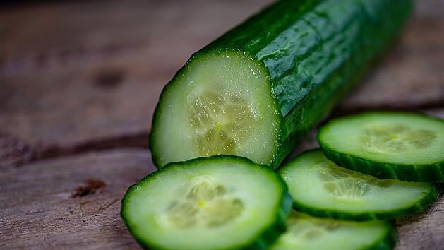 Gurken bestehen fast nur aus Wasser. Damit eignen sie sich hervorragend als Zutat f&uuml;r Gesichtsmasken gegen trockene Haut.