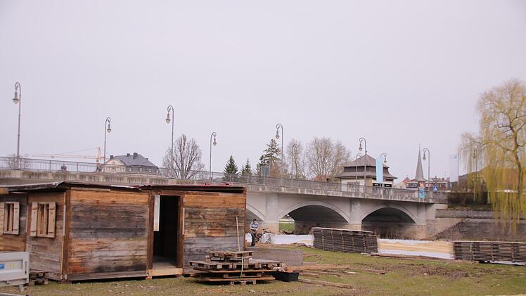 Aufbauarbeiten am Stadtstrand.