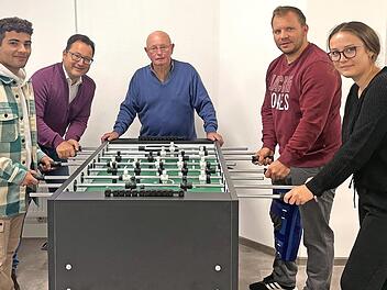 Sahin Wißlicen (JuMa336-Sprecher), Peter Wiesenmüller (SPD-Ortsvereinsvorsitzender), Gert Hühnlein (Kassier der Mainleuser SPD), Timo Schneider (stellvertretender Ortsvereinsvorsitzender) und Anna Richter (JuMa336) (von links) beim Ausprobieren d...