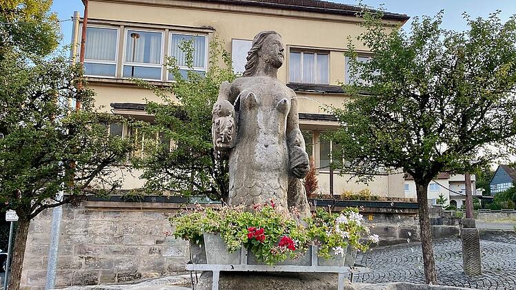 Der Jungfer-Kättl-Brunnen steht in Weißenbrunn im Landkreis Kronach.