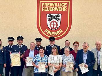 Ehrungen bei der Freiwilligen Feuerwehr Friesen bei ihrem traditionellen Florianstag.