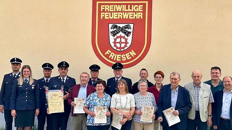 Ehrungen bei der Freiwilligen Feuerwehr Friesen bei ihrem traditionellen Florianstag.