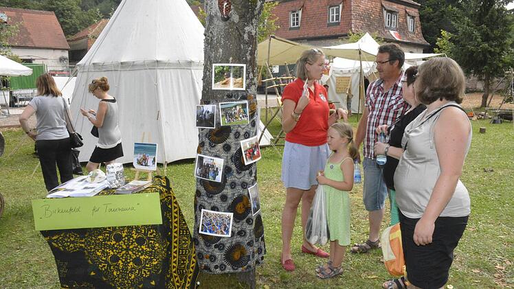 An einem Verkaufsstand wurden Spenden für Tansania gesammelt. Foto: Gerhard Schmidt