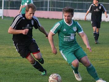 Der Eberner Stürmer Josef Weiß (links) legt sich ins Zeug, um seinem Niederfüllbacher Gegenspieler den Ball abzujagen.