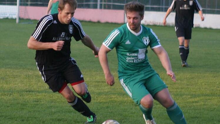 Der Eberner Stürmer Josef Weiß (links) legt sich ins Zeug, um seinem Niederfüllbacher Gegenspieler den Ball abzujagen.