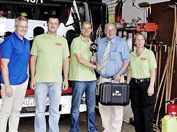 Andras Blug von der Rolf-Weber-Gruppe zeigt dem stellvertretenden Kommandanten der Feuerwehr Buchau-Dörfles, Frank Herold, Kommandant Matthias Geißler, Bürgermeister Dieter Adam und der Vorsitzenden des Feuerwehrvereins, Andrea Geißler, den richtigen Umgang mit der Wärmebildkamera. Foto: Sonja Adam