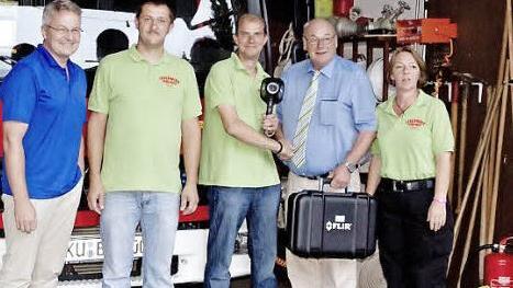 Andras Blug von der Rolf-Weber-Gruppe zeigt dem stellvertretenden Kommandanten der Feuerwehr Buchau-Dörfles, Frank Herold, Kommandant Matthias Geißler, Bürgermeister Dieter Adam und der Vorsitzenden des Feuerwehrvereins, Andrea Geißler, den richtigen Umgang mit der Wärmebildkamera. Foto: Sonja Adam