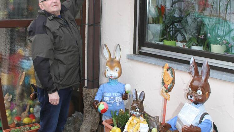 Peter Knopf hat sein Haus in eine Osterhasenzentrale verwandelt - so viele Mümmelmänner sieht man sonst im ganzen Landkreis Kulmbach nicht. Foto: Sonja Adam