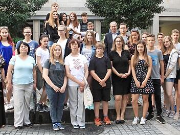 Beim Besuch im Rathaus und beim Empfang durch Bürgermeister German Hacker, der die weltoffene Stadt vorstellte, wurden die Schüler von ihren elf jungen Herzogenauracher Gastgebern begleitet. Vorher gab es das obligatorische Foto am Schusterbrunnen. Foto: Richard Sänger