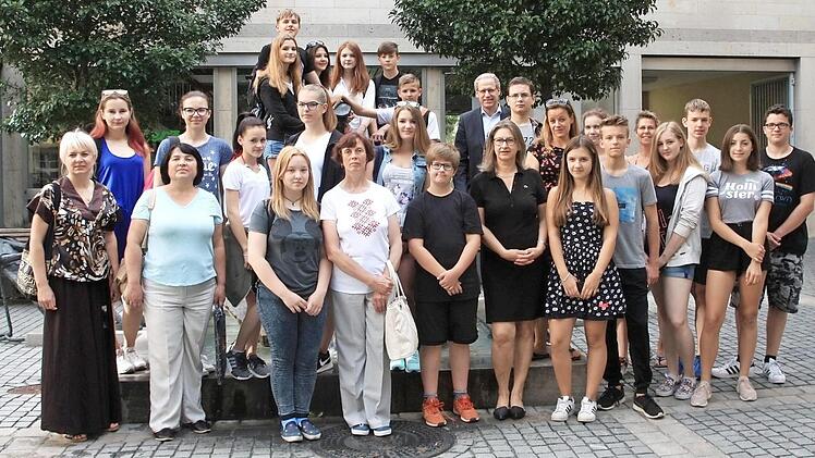 Beim Besuch im Rathaus und beim Empfang durch Bürgermeister German Hacker, der die weltoffene Stadt vorstellte, wurden die Schüler von ihren elf jungen Herzogenauracher Gastgebern begleitet. Vorher gab es das obligatorische Foto am Schusterbrunnen. Foto: Richard Sänger