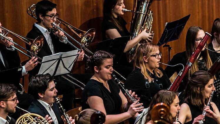 Das Jugendsymphonieorchester Oberfranken unter Leitung von Till Fabian Weser beeindruckte das Publikum im Coburger Kongresshaus mit begeisterndem Musizieren.Foto: Jochen Berger
