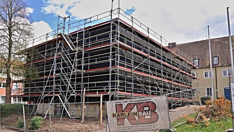 Eher wie ein Klettergerüst zeigt sich gegenwärtig das Wohnheim der Schreinermeisterschule in Ebern, von der Gleusdorfer Straße aus gesehen.Helmut Will