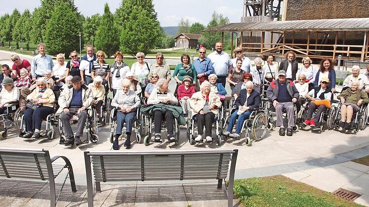Bei der vom Lions-Club Lichtenfels organisierten Ausflugsfahrt besuchten die Bewohner des BRK-Wohn- und Pflegeheims "Am Weidengarten" zunächst den Kurpark von Bad Staffelstein.  Foto: AlfredThieret