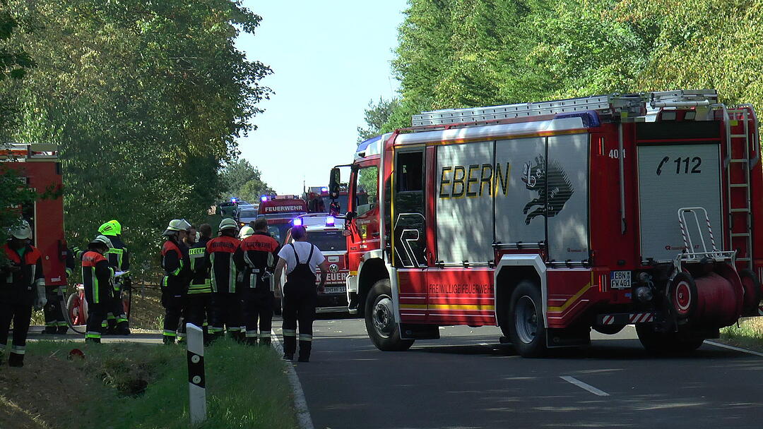 Waldbrand im Kreis Haßberge: Feuerwehr kämpft mit Großaufgebot gegen die Flammen