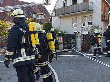 In Penzendorf im Kreis Schwabach steht eine Doppelhaushälfte in Flammen. Das meldete die Polizei um kurz nach  17 Uhr. Foto:  Fricke / News 5