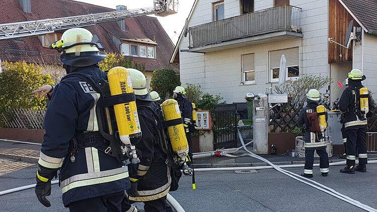 In Penzendorf im Kreis Schwabach steht eine Doppelhaushälfte in Flammen. Das meldete die Polizei um kurz nach  17 Uhr. Foto:  Fricke / News 5