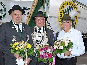 Das Königshaus mit Schützenkönig Reinhold Göhl (Mitte), 1. Ritter Werner Kluge (rechts) und 2. Ritter Reinhard Mohr (links)  Foto: Thomas Micheel
