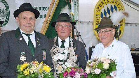 Das Königshaus mit Schützenkönig Reinhold Göhl (Mitte), 1. Ritter Werner Kluge (rechts) und 2. Ritter Reinhard Mohr (links)  Foto: Thomas Micheel