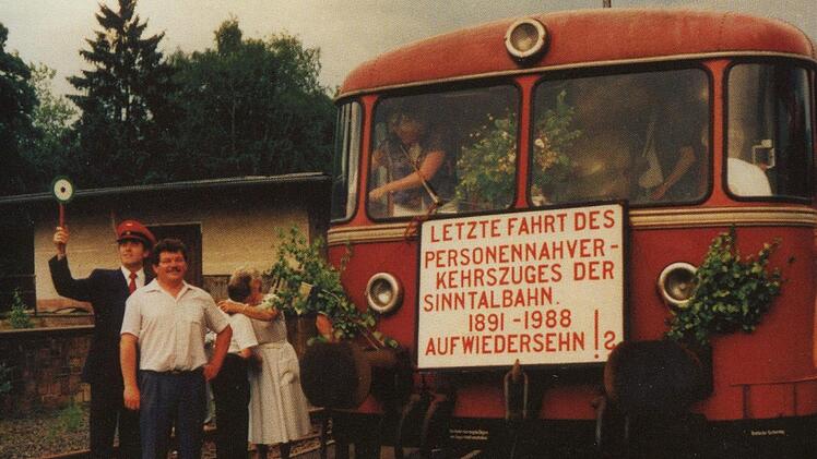 Dieses Foto zeigt die Abschiedsfahrt des letzten Personenzuges am 27. Mai 1988. Der Güterverkehr wurde im Jahr 2002 eingestellt. Foto: Archiv Jürgen Lieb