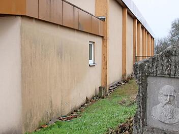 Turnvater Jahn, dem der TSV Münnerstadt unmittelbar neben der Mehrzweckhalle ein Denkmal gesetzt hat, wird Zeuge der Mehrzweckhallen-Generalsanierung, mit der Anfang März begonnen wird.  Foto: Thomas Malz
