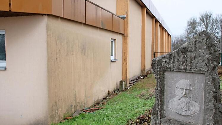 Turnvater Jahn, dem der TSV Münnerstadt unmittelbar neben der Mehrzweckhalle ein Denkmal gesetzt hat, wird Zeuge der Mehrzweckhallen-Generalsanierung, mit der Anfang März begonnen wird.  Foto: Thomas Malz