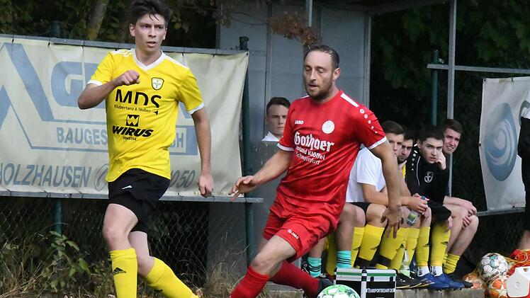 Peter Hahn (rechts) vom TSV Rannungen muss die Augen gar nicht verschließen, denn gegen Lukas Graser vom FC Thulba zieht er hier zwar den Kürzeren, doch triumphiert er am Ende mit seinem Team 2:1 gegen die "Frankonen".  Foto: Hopf