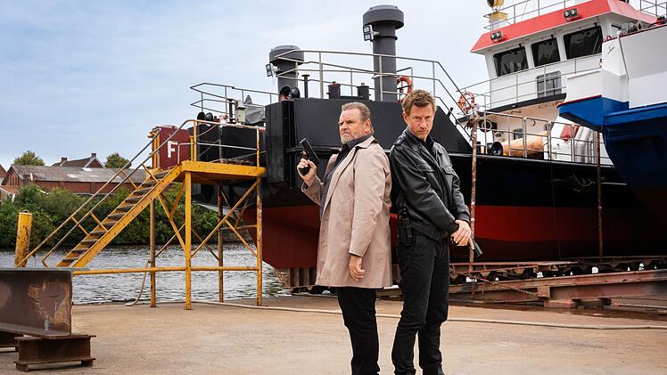 Im Jubil&auml;umsfall tritt Kommissar Brockhorst (Felix V&ouml;rtler, links) noch dynamischer und fordernder auf als sonst. Nur so kann er Henk Cassens (Maxim Mehmet) zur professionellen Polizeiarbeit antreiben. Scheint er zumindest zu denken.
