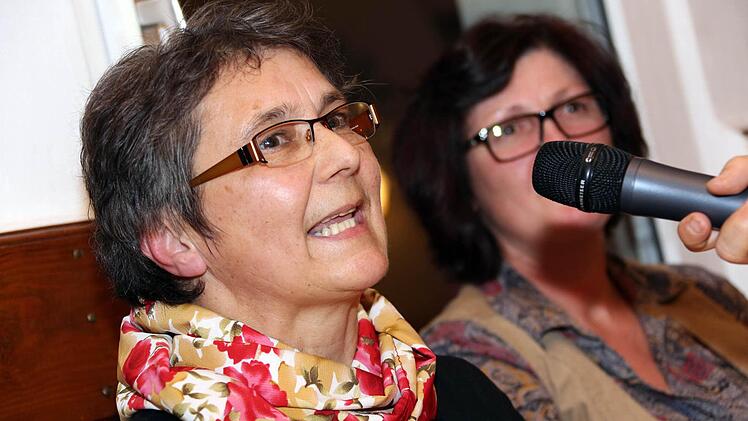 Der Gartenbauverein Metzdorf, so Ingrid Sesselmann, macht auch "Ausflüge mit gärtnerischem Hintergrund". Zwischenruf aus dem Publikum: "In den Biergarten!"