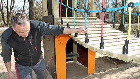Bauhofleiter Bernd Sluzar zeigt, worauf bei einer Spielplatzkontrolle geachtet werden muss.