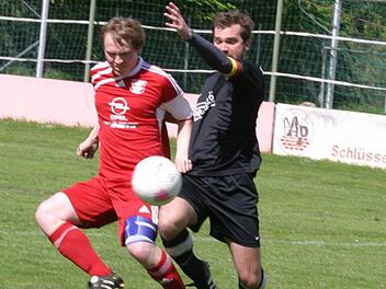 Der Eberner Torjäger Johannes Fischer (rotes Trikot) behauptet sich gegen seinen Gegenspieler und Namensvetter Fischer von der SpVgg Lettenreuth.