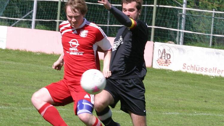 Der Eberner Torjäger Johannes Fischer (rotes Trikot) behauptet sich gegen seinen Gegenspieler und Namensvetter Fischer von der SpVgg Lettenreuth.