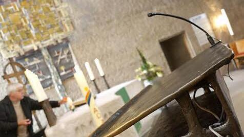 Mesner Klaus Voshage entzündet die Kerzen.