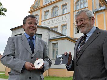 Die dauerhafte Sicherung der Bestände des Stadtarchivs im IT-Zeitalter: Eine Aufgabe, der sich Horst Gehringer nun als Nachfolger von Robert Zink (rechts) stellt.  Foto: Ronald Rinklef