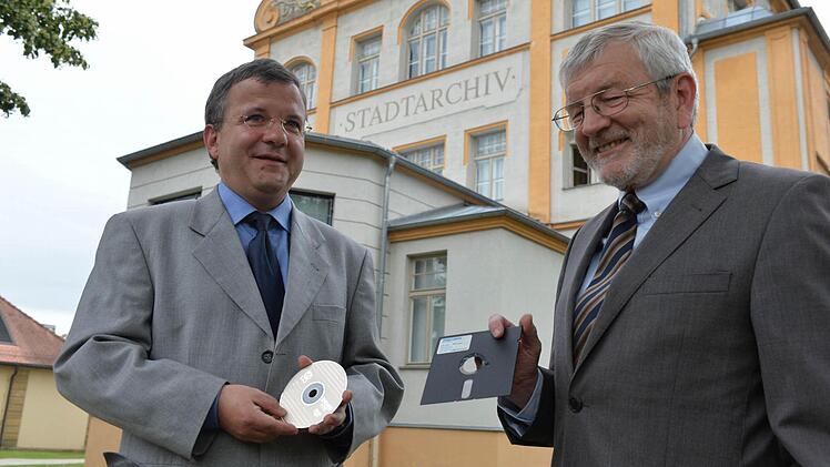 Die dauerhafte Sicherung der Bestände des Stadtarchivs im IT-Zeitalter: Eine Aufgabe, der sich Horst Gehringer nun als Nachfolger von Robert Zink (rechts) stellt.  Foto: Ronald Rinklef