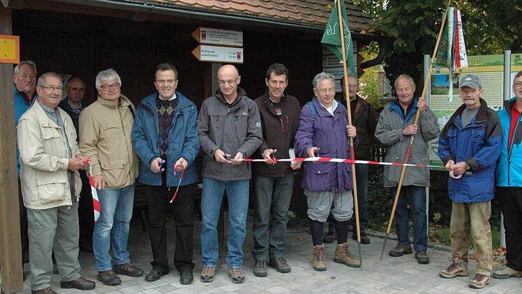 Der Huttenweg ist frei. Auf dem Bild von links: Zweiter Hautpvereinsvorsitzender vom Haßberghauptverein Oskar Schüssler, Horst Fischer, Norbert Schmucker, Bürgermeister von Ermershausen Werner Döhler, Bürgermeister von Maroldsweisach Wilhelm Schneider, Winfreid Seufert, Max Breitwieser, Horst Städter, Herbert Schuhmann, Otto Zierlein und Zweiter Bürgermeister von Ermershausen Theo Vey.Foto: Gerhard Schmidt