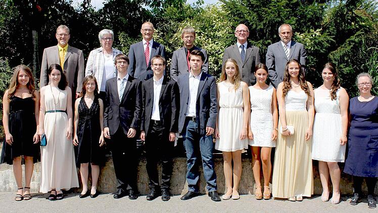 Sonderpreise für besondere Leistungen gab es in diesem Jahr für (von links unten) Maria Stolz, Laura Besendorf, Juliane Fischer, Thomas Kneuer, Fabian Schech, Valentin Seinige, Yvonne Vonhausen, Hannah Schuhmann, Theresa Feulner und Ronja Thein. Mit auf dem Bild Rabbinerin Dr. Med. Antje Deusel (unten rechts), Direktor Max Bauer (hinten rechts), Oberstufenkoordinator Reinhold Hau (links) und weitere Vertreter.