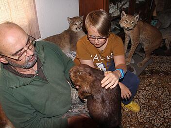 Inmitten von wilden Tieren zeigen Klaus Höra und Sohn Lucca einen Biber, das letzte Exponat, welches vor Kurzem präpariert wurde.  Fotos: Helmut Will