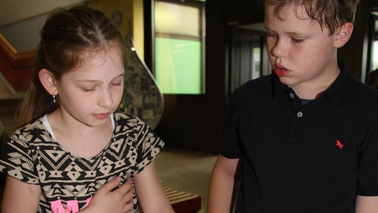 Welches Getreide ist nun was - die Drittklässler der Neuenmarkter Schule rätselten. Hafer war leicht, Weizen hat keine Grannen, erkannte Selina Krause auf den ersten Blick